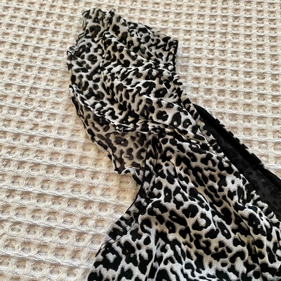 Guess Animal Print ruffled cap short sleeve v neck top size small - Picture 12 of 12